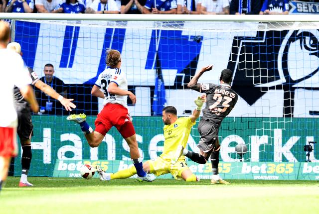 06 September 2026, Hamburg: Mainz's Sheraldo Becker (R) scores his side's first goal during the German Bundesliga soccer match between Hamburger SV and FSV Mainz 05 at Volksparkstadion. Photo: Daniel Bockwoldt/dpa - WICHTIGER HINWEIS: Gemäß den Vorgaben der Bundesliga bzw. des DFB Deutscher Fußball-Bund ist es untersagt, in dem Stadion und/oder vom Spiel angefertigte Fotoaufnahmen in Form von Sequenzbildern und/oder videoähnlichen Fotostrecken zu verwerten bzw. verwerten zu lassen.