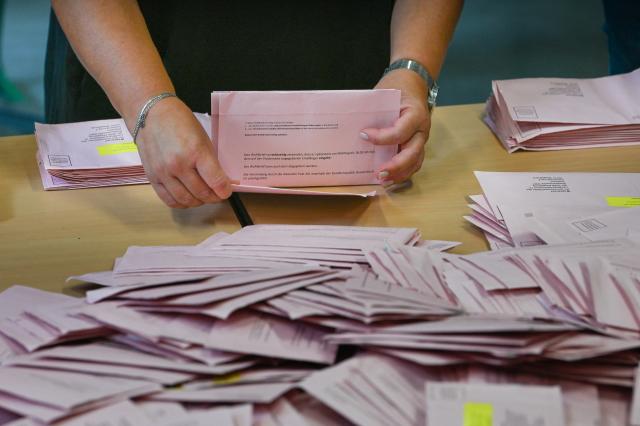 06 September 2026, Saxony-Anhalt, Magdeburg: An election worker sorts mail-in ballot envelopes for the state election in Saxony-Anhalt. A new state legislature will be elected in Saxony-Anhalt on Sunday. Photo: Heiko Rebsch/dpa