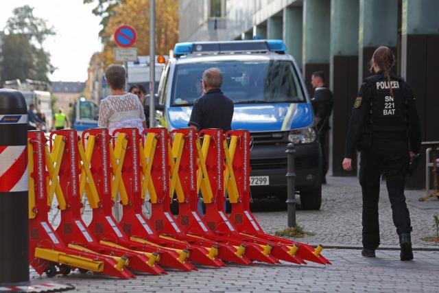 06 September 2026, Saxony-Anhalt, Magdeburg: Police officers set up a roadblock on Domplatz. On the day of the state election in Saxony-Anhalt, activists from Greenpeace, the DGB Youth, Solidarisches Magdeburg, and other organizations are protesting on Domplatz in support of democracy, a diverse society, solidarity, and humanity. Photo: Matthias Bein/dpa