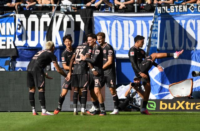 06 September 2026, Hamburg: Mainz players celebrate their side's second goal during the German Bundesliga soccer match between Hamburger SV and FSV Mainz 05 at Volksparkstadion. Photo: Daniel Bockwoldt/dpa - WICHTIGER HINWEIS: Gemäß den Vorgaben der Bundesliga bzw. des DFB Deutscher Fußball-Bund ist es untersagt, in dem Stadion und/oder vom Spiel angefertigte Fotoaufnahmen in Form von Sequenzbildern und/oder videoähnlichen Fotostrecken zu verwerten bzw. verwerten zu lassen.