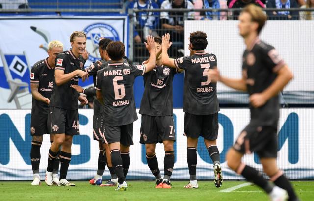 06 September 2026, Hamburg: Mainz's Phillip Tietz celebrates scoring his side's fourth goal with teammates during the German Bundesliga soccer match between Hamburger SV and FSV Mainz 05 at Volksparkstadion. Photo: Daniel Bockwoldt/dpa - WICHTIGER HINWEIS: Gemäß den Vorgaben der Bundesliga bzw. des DFB Deutscher Fußball-Bund ist es untersagt, in dem Stadion und/oder vom Spiel angefertigte Fotoaufnahmen in Form von Sequenzbildern und/oder videoähnlichen Fotostrecken zu verwerten bzw. verwerten zu lassen.