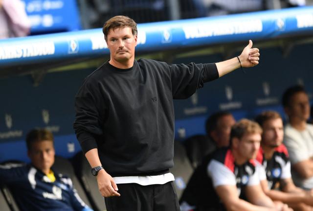06 September 2026, Hamburg: Hamburg coach Merlin Polzin gives instructions during the German Bundesliga soccer match between Hamburger SV and FSV Mainz 05 at Volksparkstadion. Photo: Daniel Bockwoldt/dpa - WICHTIGER HINWEIS: Gemäß den Vorgaben der Bundesliga bzw. des DFB Deutscher Fußball-Bund ist es untersagt, in dem Stadion und/oder vom Spiel angefertigte Fotoaufnahmen in Form von Sequenzbildern und/oder videoähnlichen Fotostrecken zu verwerten bzw. verwerten zu lassen.
