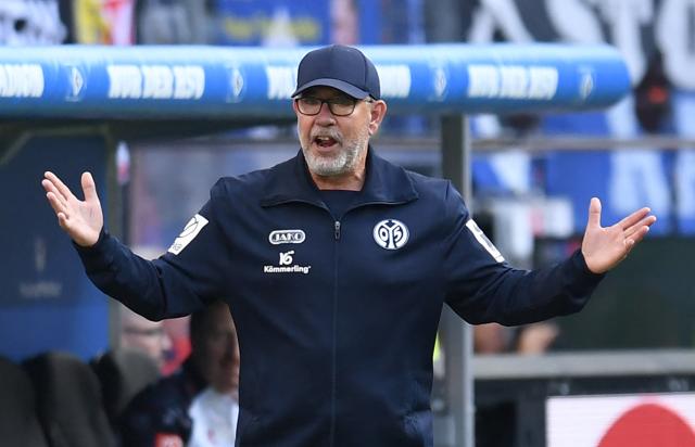 06 September 2026, Hamburg: Mainz coach Urs Fischer gives instructions during the German Bundesliga soccer match between Hamburger SV and FSV Mainz 05 at Volksparkstadion. Photo: Daniel Bockwoldt/dpa - WICHTIGER HINWEIS: Gemäß den Vorgaben der Bundesliga bzw. des DFB Deutscher Fußball-Bund ist es untersagt, in dem Stadion und/oder vom Spiel angefertigte Fotoaufnahmen in Form von Sequenzbildern und/oder videoähnlichen Fotostrecken zu verwerten bzw. verwerten zu lassen.