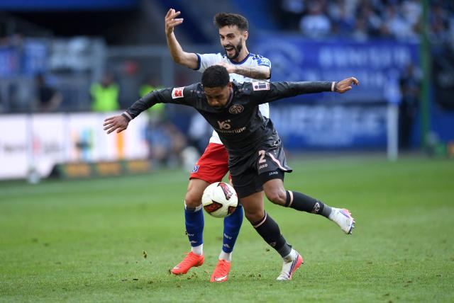 06 September 2026, Hamburg: Hamburg's Fabio Daniel Ferreira Vierira and Mainz's Philipp Mwene (Front) battle for the ball during the German Bundesliga soccer match between Hamburger SV and FSV Mainz 05 at Volksparkstadion. Photo: Daniel Bockwoldt/dpa - WICHTIGER HINWEIS: Gemäß den Vorgaben der Bundesliga bzw. des DFB Deutscher Fußball-Bund ist es untersagt, in dem Stadion und/oder vom Spiel angefertigte Fotoaufnahmen in Form von Sequenzbildern und/oder videoähnlichen Fotostrecken zu verwerten bzw. verwerten zu lassen.