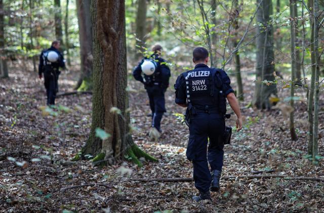 06 September 2026, North Rhine-Westphalia, Kerpen: Police forces search a section of the Hambach Forest as part of a large-scale operation. A 48-year-old suspect has been sought for days in connection with an act of sabotage against the German power grid. Photo: Christoph Reichwein/dpa