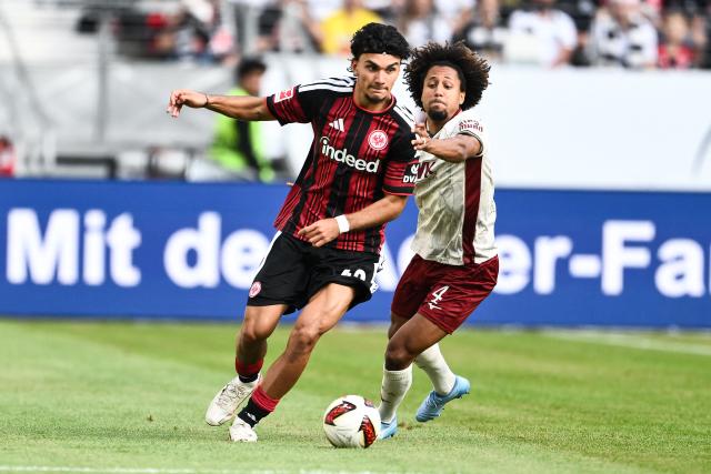 06 September 2026, Hesse, Frankfurt/M.: Eintracht Frankfurt's Can Uzun (L) and Augsburg's Han-Noah Massengo battle for the ball during the German Bundesliga soccer match between Eintracht Frankfurt and FC Augsburg at Deutsche Bank Park. Photo: Florian Wiegand/dpa - WICHTIGER HINWEIS: Gemäß den Vorgaben der Bundesliga bzw. des DFB Deutscher Fußball-Bund ist es untersagt, in dem Stadion und/oder vom Spiel angefertigte Fotoaufnahmen in Form von Sequenzbildern und/oder videoähnlichen Fotostrecken zu verwerten bzw. verwerten zu lassen.