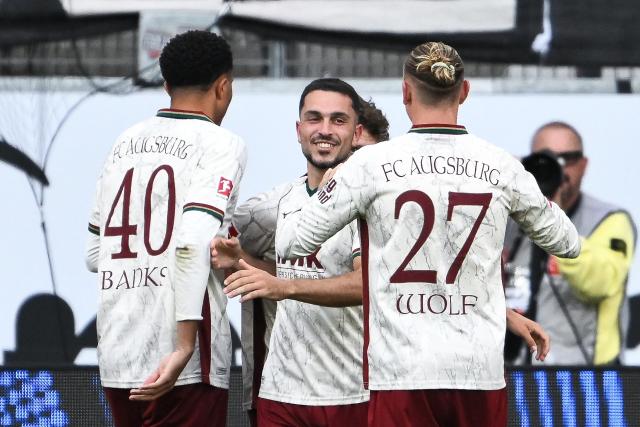 06 September 2026, Hesse, Frankfurt/M.: Augsburg's Arijon Ibrahimovic (C) celebrates scoring his side's first goal during the German Bundesliga soccer match between Eintracht Frankfurt and FC Augsburg at Deutsche Bank Park. Photo: Florian Wiegand/dpa - WICHTIGER HINWEIS: Gemäß den Vorgaben der Bundesliga bzw. des DFB Deutscher Fußball-Bund ist es untersagt, in dem Stadion und/oder vom Spiel angefertigte Fotoaufnahmen in Form von Sequenzbildern und/oder videoähnlichen Fotostrecken zu verwerten bzw. verwerten zu lassen.