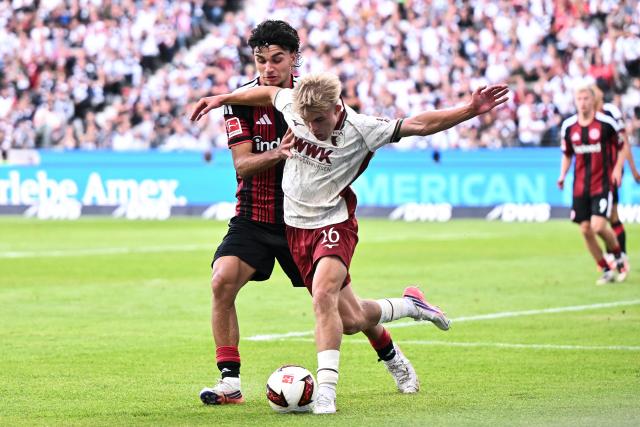 06 September 2026, Hesse, Frankfurt/M.: Eintracht Frankfurt's Can Uzun (L) and Augsburg's Hennes Behrens battle for the ball during the German Bundesliga soccer match between Eintracht Frankfurt and FC Augsburg at Deutsche Bank Park. Photo: Florian Wiegand/dpa - WICHTIGER HINWEIS: Gemäß den Vorgaben der Bundesliga bzw. des DFB Deutscher Fußball-Bund ist es untersagt, in dem Stadion und/oder vom Spiel angefertigte Fotoaufnahmen in Form von Sequenzbildern und/oder videoähnlichen Fotostrecken zu verwerten bzw. verwerten zu lassen.
