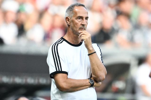 06 September 2026, Hesse, Frankfurt/M.: Eintracht Frankfurt coach Adi Huetter reacts on the sidelines during the German Bundesliga soccer match between Eintracht Frankfurt and FC Augsburg at Deutsche Bank Park. Photo: Florian Wiegand/dpa - WICHTIGER HINWEIS: Gemäß den Vorgaben der Bundesliga bzw. des DFB Deutscher Fußball-Bund ist es untersagt, in dem Stadion und/oder vom Spiel angefertigte Fotoaufnahmen in Form von Sequenzbildern und/oder videoähnlichen Fotostrecken zu verwerten bzw. verwerten zu lassen.