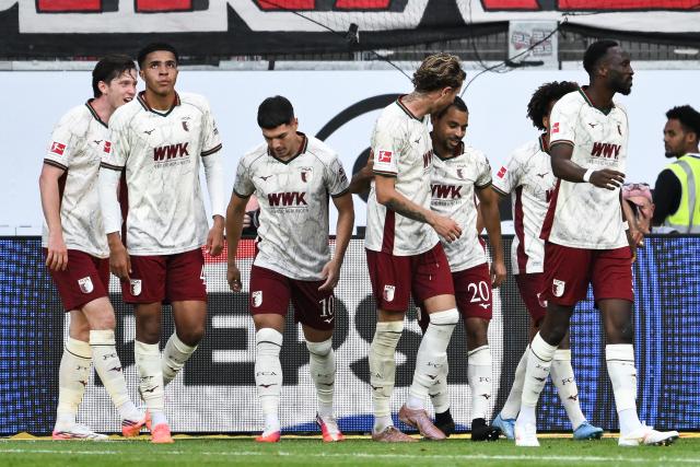 06 September 2026, Hesse, Frankfurt/M.: Augsburg's Alexis Claude-Maurice (5th L) celebrates scoring his side's third goal with teammates during the German Bundesliga soccer match between Eintracht Frankfurt and FC Augsburg at Deutsche Bank Park. Photo: Florian Wiegand/dpa - WICHTIGER HINWEIS: Gemäß den Vorgaben der Bundesliga bzw. des DFB Deutscher Fußball-Bund ist es untersagt, in dem Stadion und/oder vom Spiel angefertigte Fotoaufnahmen in Form von Sequenzbildern und/oder videoähnlichen Fotostrecken zu verwerten bzw. verwerten zu lassen.