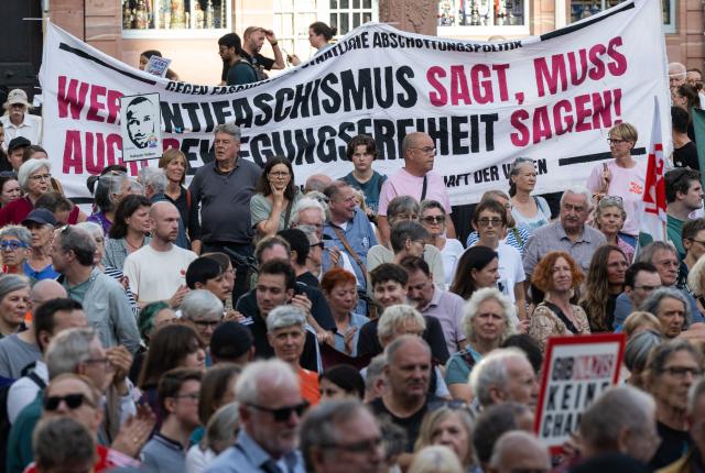 06 September 2026, Hesse, Frankfurt am Main: Members of various coalitions take part in a protest against the Alternative for Germany (AfD) at the Roemer After the exit polls for the state election in Saxony-Anhalt. Photo: Boris Roessler/dpa