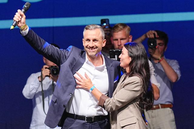 06 September 2026, Saxony-Anhalt, Magdeburg: Ulrich Siegmund, Alternative for Germany (AfD) top candidate and co-chair of the state parliamentary group in Saxony-Anhalt, celebrates with his wife Julia Siegmund on stage at the AfD's election party at the Altes Theater following the projection of the results of the Saxony-Anhalt state election. Photo: Michael Kappeler/dpa