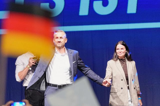 06 September 2026, Saxony-Anhalt, Magdeburg: Ulrich Siegmund, Alternative for Germany (AfD) top candidate and co-chair of the state parliamentary group in Saxony-Anhalt, celebrates with his wife Julia Siegmund on stage at the AfD's election party at the Altes Theater following the projection of the results of the Saxony-Anhalt state election. Photo: Michael Kappeler/dpa