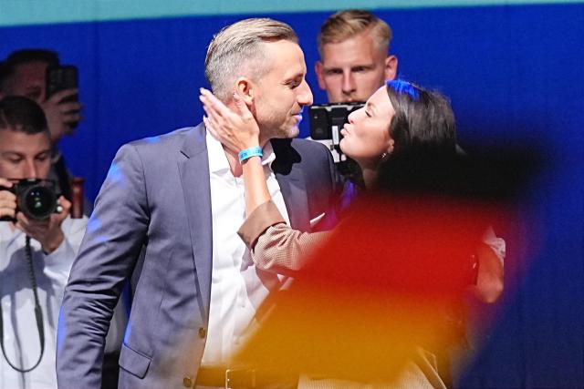 06 September 2026, Saxony-Anhalt, Magdeburg: Ulrich Siegmund, Alternative for Germany (AfD) top candidate and co-chair of the state parliamentary group in Saxony-Anhalt, and his wife Julia Siegmund kiss on stage at the AfD's election party at the Altes Theater following the projection of the results of the Saxony-Anhalt state election. Photo: Michael Kappeler/dpa