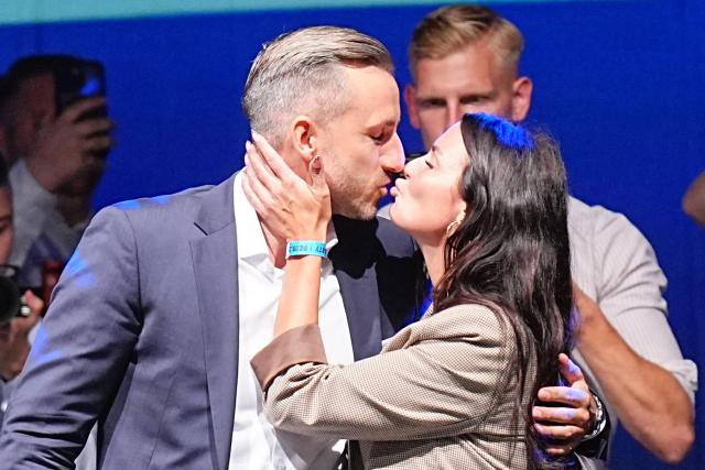 06 September 2026, Saxony-Anhalt, Magdeburg: Ulrich Siegmund, Alternative for Germany (AfD) top candidate and co-chair of the state parliamentary group in Saxony-Anhalt, and his wife Julia Siegmund kiss on stage at the AfD's election party at the Altes Theater following the projection of the results of the Saxony-Anhalt state election. Photo: Michael Kappeler/dpa