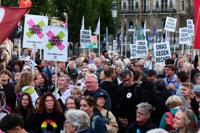 06 September 2026, Hamburg: People take part in a demonstration organized by the Hamburg Alliance Against the Far Right ahead of the state election in Saxony-Anhalt. Photo: Marcus Golejewski/dpa