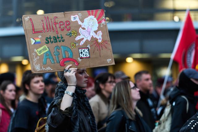 06 September 2026, Hamburg: People take part in a demonstration organized by the Hamburg Alliance Against the Far Right ahead of the state election in Saxony-Anhalt. Photo: Marcus Golejewski/dpa