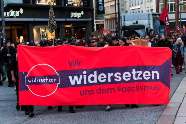 06 September 2026, Hamburg: People take part in a demonstration organized by the Hamburg Alliance Against the Far Right ahead of the state election in Saxony-Anhalt. Photo: Marcus Golejewski/dpa
