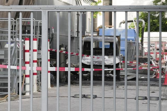 07 September 2026, Berlin: A burned-out vehicle sits on a construction site on the grounds of the substation following a fire overnight. The criminal investigation department is investigating whether the fire was caused by a crime or a technical malfunction. Photo: Sven Kaeuler/dpa