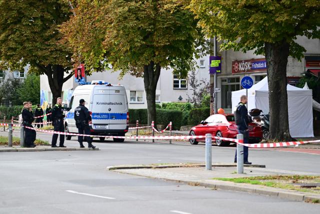 07 September 2026, Berlin: Police officers stand at the crime scene on Sonnenallee, where a man was shot dead overnight. Photo: Sebastian Gollnow/dpa