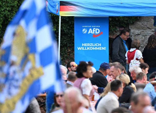 07 September 2026, Bavaria, Abensberg: Visitors attend an AfD event during the political morning beer gathering at the Gillamoos folk festival in the Schlossgarten. The Gillamoos is one of the largest and oldest folk festivals in Lower Bavaria and traditionally features political exchanges between the parties. Photo: Sven Hoppe/dpa