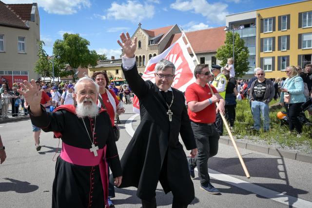 FILED - 07 June 2026, Saxony-Anhalt, Bernburg: FILE PHOTO - Catholic Bishop Gerhard Feige (L) and Friedrich Kramer, regional bishop of the Evangelical Church in Central Germany, attend the grand parade marking Saxony-Anhalt Day. Photo: Heiko Rebsch/dpa