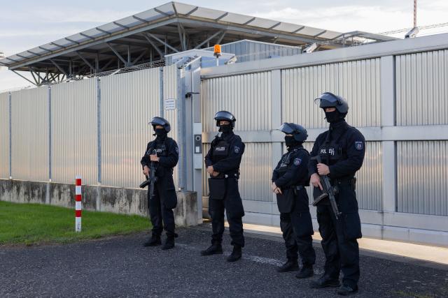 07 September 2026, North Rhine-Westphalia, Duesseldorf: Heavily armed police officers stand in front of the high-security wing of the Higher Regional Court, where the trial begins for an attempted murder of a drug lord's nephew. On December 30, 2025, two men jumped out of a car and fired ten shots at a taxi passenger on a major thoroughfare in Duesseldorf. Photo: Rolf Vennenbernd/dpa