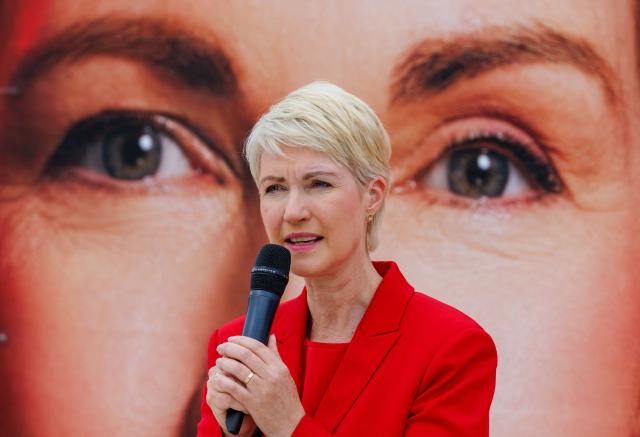 07 September 2026, Mecklenburg-Western Pomerania, Schwerin: Manuela Schwesig, the Minister-President of Mecklenburg-Western Pomerania and the Social Democratic Party of Germany (SPD) top candidate for the state election, answers questions from media representatives about the election results in Saxony-Anhalt in front of Schwerin Palace. On September 20, 2026, a new state parliament will be elected in Mecklenburg-Western Pomerania. Photo: Jens Büttner/dpa