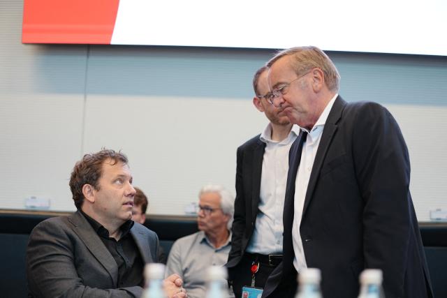 07 September 2026, Berlin: German Minister of Finance and Social Democratic Party of Germany (SPD) Federal Chairman Lars Klingbeil (L) and Minister of Defense Boris Pistorius attend their SPD Federal Executive Committee meeting. Photo: Kay Nietfeld/dpa