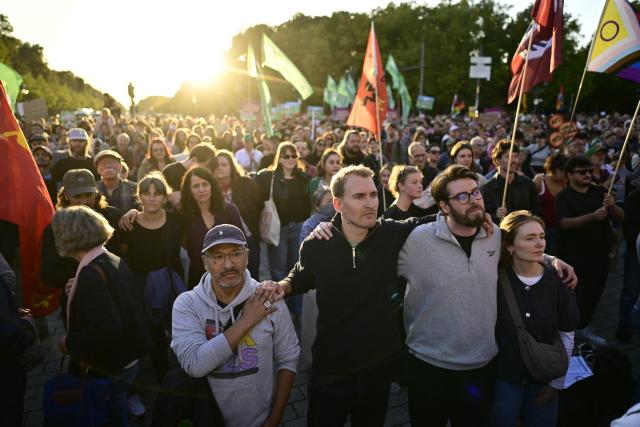07 September 2026, Berlin: People stand with flags during a rally at the Brandenburg Gate after the results of the Saxony-Anhalt state election, under the slogan "Time to Act: Stop the AfD!". Photo: Fabian Sommer/dpa