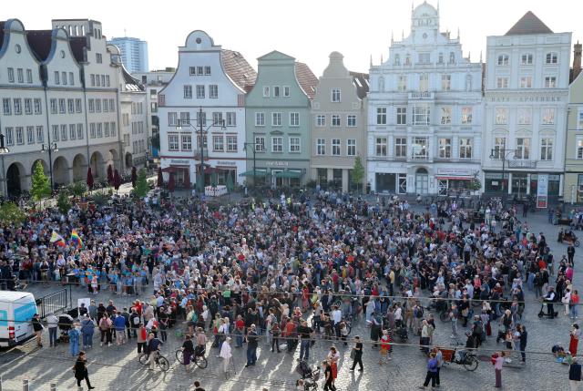 07 September 2026, Mecklenburg-Western Pomerania, Rostock: Participants in the "For This! Singing Together for Democracy" Campaign gather at the Neuer Markt. Theaters in Mecklenburg-Western Pomerania are inviting people to join them on four different dates to sing together in support of diversity, solidarity, and artistic freedom. Photo: Bernd Wüstneck/dpa