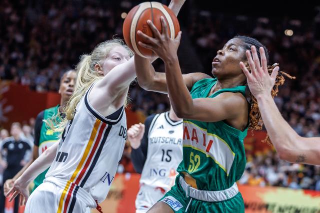 07 September 2026, Berlin: Germany's Frieda Buehner (L) and Mali's Rokia Doumbia battle for the ball during the FIBA Women's Basketball World Cup preliminary round Group A match between Germany and Mali. Photo: Andreas Gora/dpa