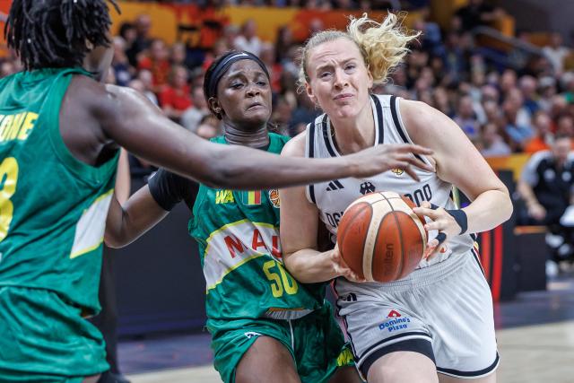 07 September 2026, Berlin: Mali's Djeneba N. Diaye and Germany's Marie Guelich (R) battle for the ball during the FIBA Women's Basketball World Cup preliminary round Group A match between Germany and Mali. Photo: Andreas Gora/dpa