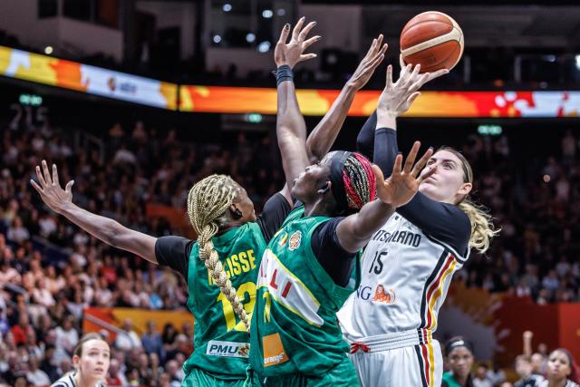 07 September 2026, Berlin: Germany's Luisa Geiselsoeder (R) shoots the ball into the basket during the FIBA Women's Basketball World Cup preliminary round Group A match between Germany and Mali. Photo: Andreas Gora/dpa