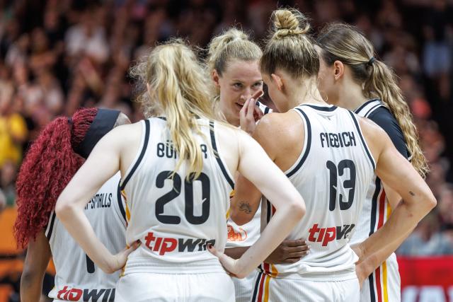 07 September 2026, Berlin: Germany players stand together during the FIBA Women's Basketball World Cup preliminary round Group A match between Germany and Mali. Photo: Andreas Gora/dpa