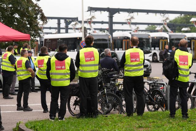 08 September 2026, Schleswig-Holstein, Kiel: Striking employees gather at the KVG Kieler Transport company depot. The Verdi service workers' union has called for a warning strike in local public transportation in some cities. Photo: Marcus Brandt/dpa