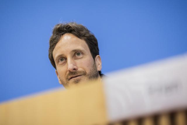 08 September 2026, Berlin: Francesco Avvisati, an OECD analyst and co-author of the PISA study, attends a press conference to present the latest PISA study.  German pupils have performed worse than ever in the 2025 international PISA performance assessment, the Organization for Economic Co-operation and Development (OECD) said on Tuesday. Photo: Christoph Soeder/dpa