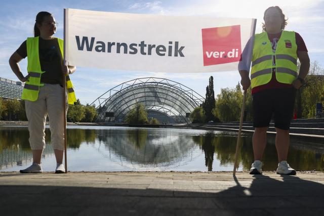 08 September 2026, Saxony, Leipzig: Employees of Leipziger Messe GmbH and its subsidiaries participates in a warning strike by the lake in front of the Glass Hall on the exhibition grounds. The union is demanding a pay raise that at least offsets inflation. Two rounds of collective bargaining have taken place so far. The third round of negotiations is scheduled for September 10. Photo: Jan Woitas/dpa