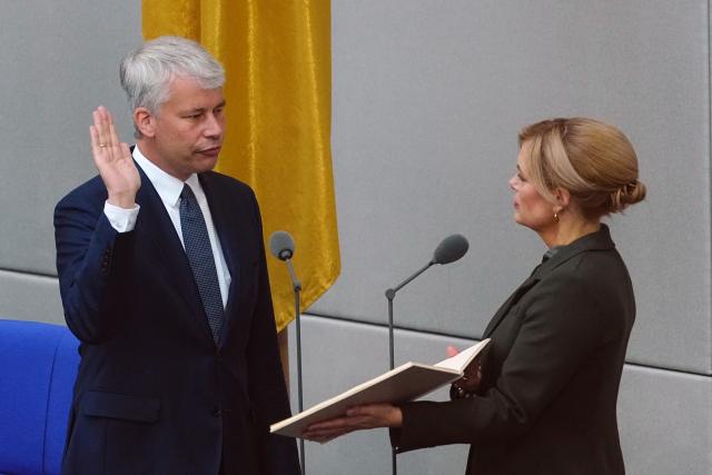 08 September 2026, Berlin: Steffen Bilger (L) is sworn in as the German Minister of Transportation, by Julia Kloeckner, President of the German Parliament (Bundestag), at the start of the Bundestag session. Photo: Kay Nietfeld/dpa