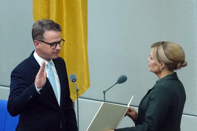 08 September 2026, Berlin: Carsten Linnemann (L) is sworn in as the German Minister of Health by Julia Kloeckner, President of the German Parliament (Bundestag), at the start of the Bundestag session. Photo: Kay Nietfeld/dpa