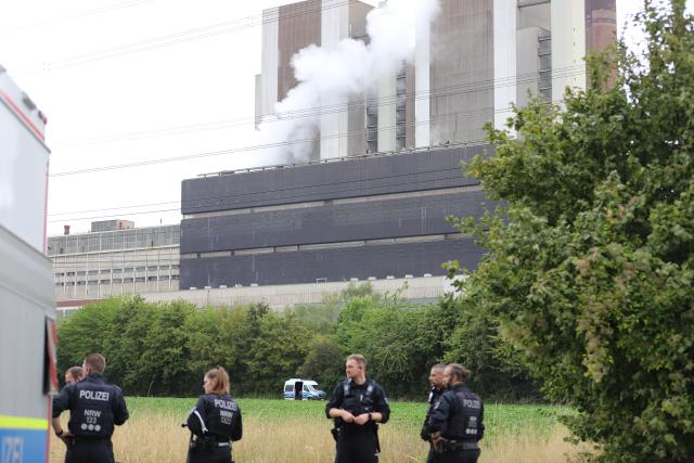 08 September 2026, North Rhine-Westphalia, Eschweiler: Police officers stand near the Weisweiler power plant. A large number of police officers have been deployed around the power plant since Monday afternoon as they search for a suspect believed to be responsible for several acts of sabotage against the German power grid. Photo: Sascha Thelen/dpa