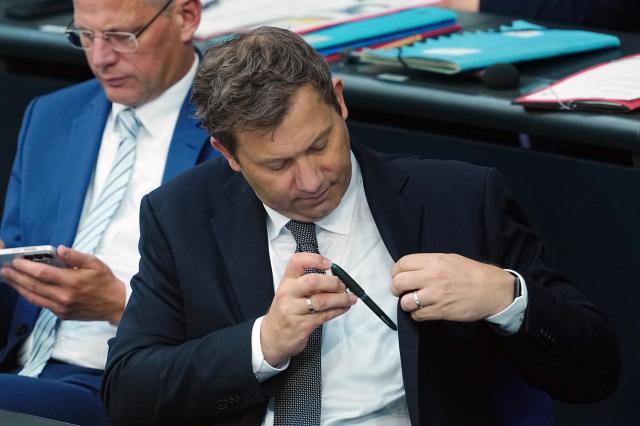 08 September 2026, Berlin: Lars Klingbeil, Germany's Minister of Finance, Vice Chancellor and SPD federal chairman, leaves the first session of the Bundestag at the start of budget week. Photo: Kay Nietfeld/dpa