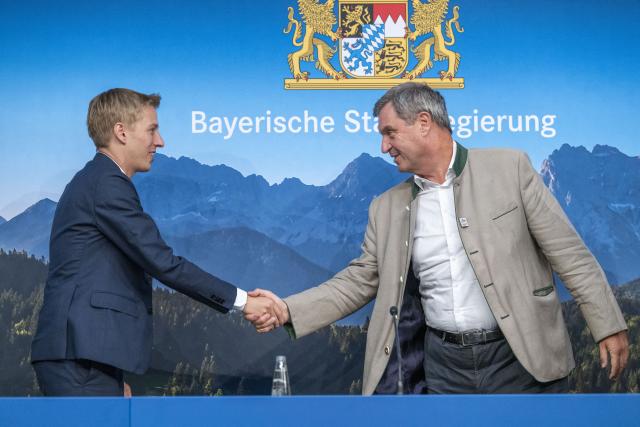 08 September 2026, Bavaria, Munich: Dominik Krause (L), mayor of Munich shakes hands with Markus Soeder, Minister-President of Bavaria,  following a joint cabinet meeting. Photo: Peter Kneffel/dpa