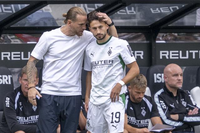 FILED - 05 September 2026, North Rhine-Westphalia, Moenchengladbach: FILE PHOTO - Moenchengladbach coach Eugen Polanski (L) speaks to Moenchengladbach's Nicolas Kuehn during the German Bundeliga soccer match ebtween Borussia Moenchengladbach and SV Elversberg at Borussia-Park Stadium. Photo: David Inderlied/dpa