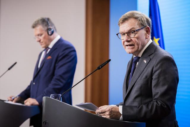 08 September 2026, Berlin: Johann Wadephul (R), Germany's Minister of Foreign Affairs, and Maros Sefcovic, European Union Commissioner for Trade, speak at a press conference during the Economic Day of the Ambassadors' Conference at the Federal Foreign Office. Photo: Christoph Soeder/dpa