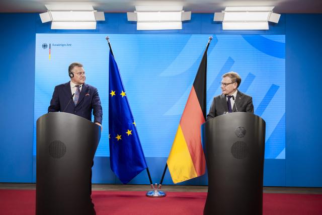 08 September 2026, Berlin: Johann Wadephul (R), Germany's Minister of Foreign Affairs, and Maros Sefcovic, European Union Commissioner for Trade, speak at a press conference during the Economic Day of the Ambassadors' Conference at the Federal Foreign Office. Photo: Christoph Soeder/dpa