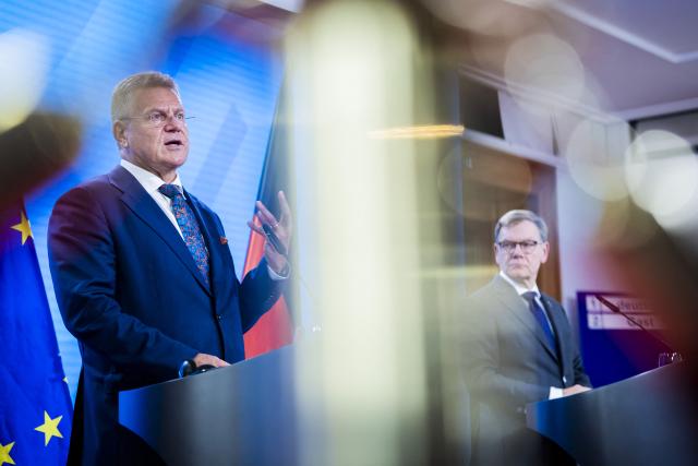 08 September 2026, Berlin: Johann Wadephul (R), Germany's Minister of Foreign Affairs, and Maros Sefcovic, European Union Commissioner for Trade, speak at a press conference during the Economic Day of the Ambassadors' Conference at the Federal Foreign Office. Photo: Christoph Soeder/dpa