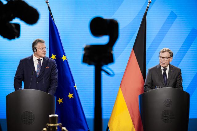 08 September 2026, Berlin: Johann Wadephul (R), Germany's Minister of Foreign Affairs, and Maros Sefcovic, European Union Commissioner for Trade, speak at a press conference during the Economic Day of the Ambassadors' Conference at the Federal Foreign Office. Photo: Christoph Soeder/dpa