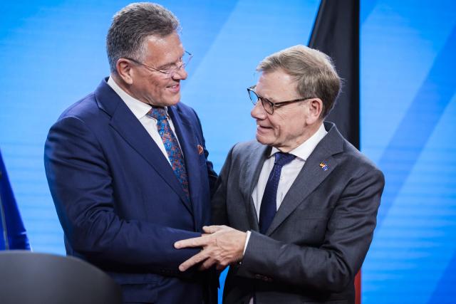 08 September 2026, Berlin: Johann Wadephul (R), Minister of Foreign Affairs, and Maros Sefcovic, European Union Commissioner for Trade, say goodbye after a press conference during the Economic Day of the Ambassadors' Conference at the Federal Foreign Office. Photo: Christoph Soeder/dpa
