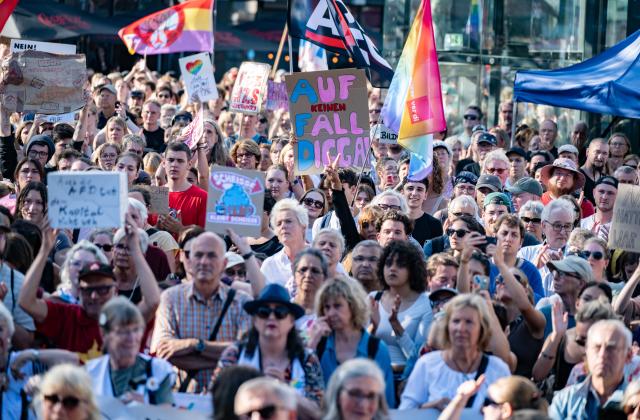 08 September 2026, North Rhine-Westphalia, Cologne: People take part in a demonstration at Heumarkt against the far right in response to the election results in Saxony-Anhalt. Photo: Benjamin Westhoff/dpa
